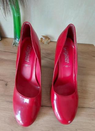 Красные лаковые туфли