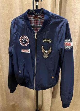 Вітровка (бомбер) жіноча з нашивками