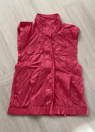 Брендовая  яркая жилетка-ветровка