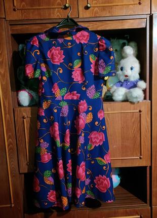 Плаття жіноче кольору електрик в квітковий принт5 фото