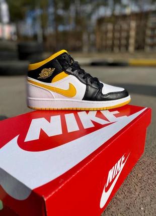 Жіночі кросівки nike air jordan 1 retro mid white black yellow