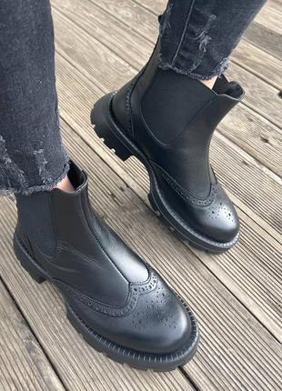 Ботинки челси под броги с тиснением чёрные кожаные деми зима
