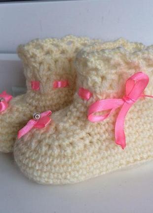 Вязаные пинетки носочки с розовыми бантиками