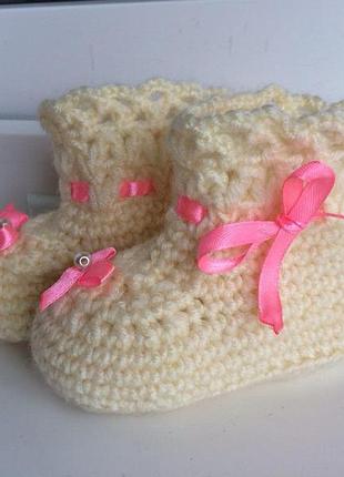 Вязаные пинетки носочки с розовыми бантиками