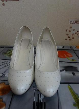 Туфли молочного цвета со стразами