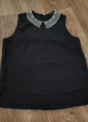 Базова, чорна блузка без рукавів з білим мереживним , ажурним коміром/atmosphere2 фото