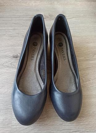 Темно сині туфлі на низькій танкетці