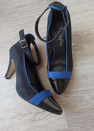 Чорно сині туфлі на підборах