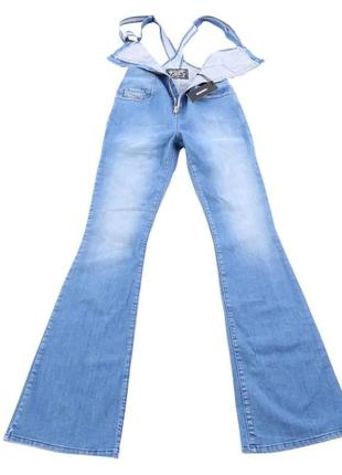 Женский джинсовый комбинезон diesel голубого цвета, клеш.4 фото