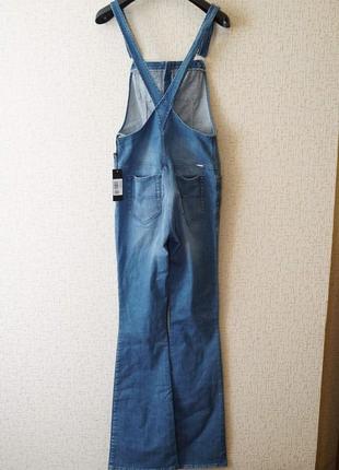 Жіночий джинсовий комбінезон diesel блакитного кольору, кльош.3 фото