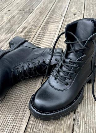 Базовые чёрные кожаные ботинки деми зима
