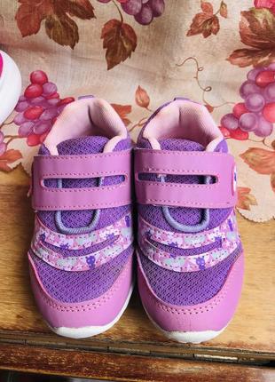 Дитячі кросівки для дівчинки.