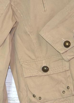 Стильна крута куртка вітровка бежевого кольору/flare4 фото