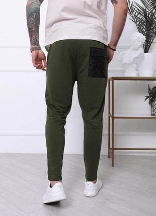 Трикотажные штаны цвета хаки с накладным карманом3 фото