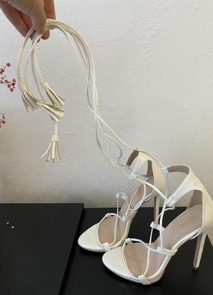 Босоножки женские белые на завязках