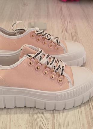 Кроссовки женские