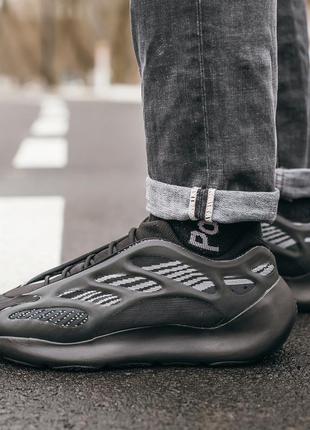 Стильні чоловічі кросівки adidas yeezy boost 700 v3 "all black"