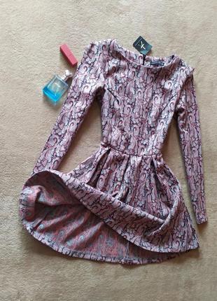 Гарна якісна ефектна сукня з пишною спідницею