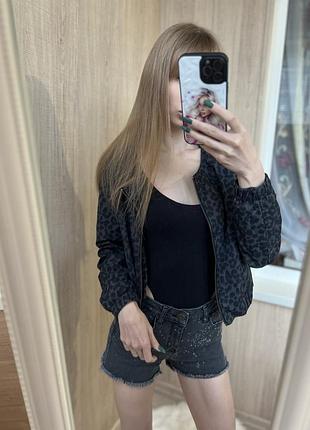Крутий бомбер від divided by h&m