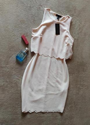 Красивое базовое фактурное персиковое платье имитация костюма