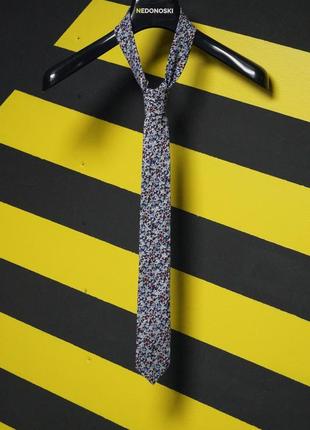 Зауженный галстук в мелких цветах