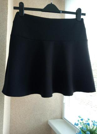 Черная юбка мини из плотной стрейчевой ткани на кокетке2 фото