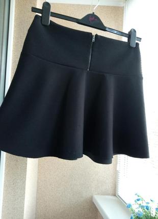 Черная юбка мини из плотной стрейчевой ткани на кокетке3 фото