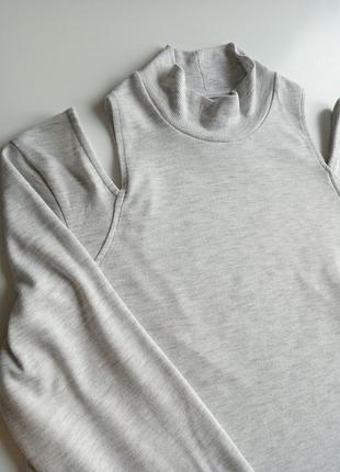 Модный тонкий  свитер/гольф с вырезами на плечах