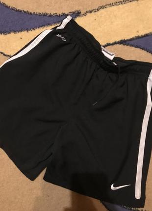 Жіночі шорти nike