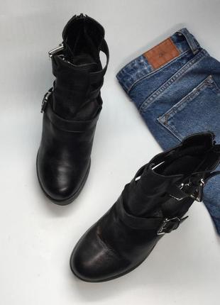 Чорні черевички на каблуку2 фото