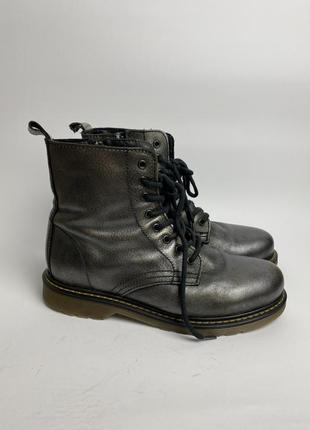 Ботинки на шнуровке в стиле dr martens металлик