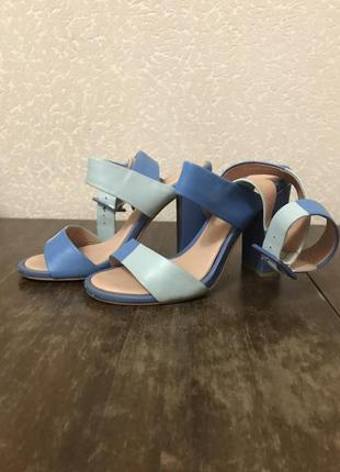 Босоніжки шкіряні