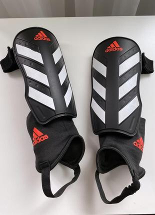 Футбольные защитные щитки adidas