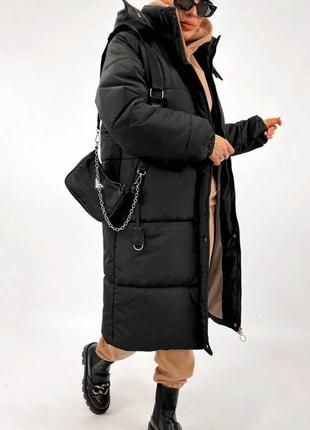 Стильна жіноча довга подовжена чорна зимова куртка пуховик / женская удлинённая длинная куртка зимняя тренд зимы 2022 20239 фото