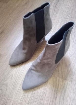 Стильні сірі замшеві ботильйони на невеликому каблучку розмір 37