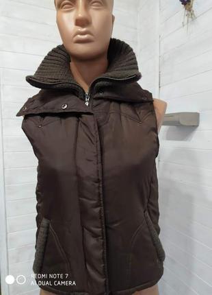 Теплая безрукавка, жилетка  на молнии,вязанный ворот,кармашки