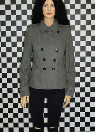 Серое двубортное укороченное шерстяное пальто