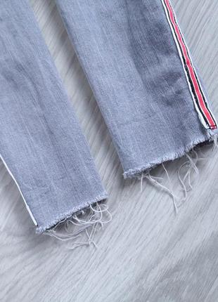 Сірі джинси на високій посадці з фабричними рваностями з лампасами8 фото
