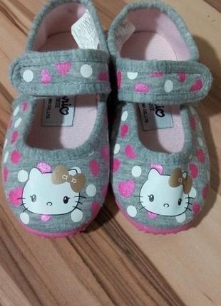 Продам тапочки для дівчинки hello kitty