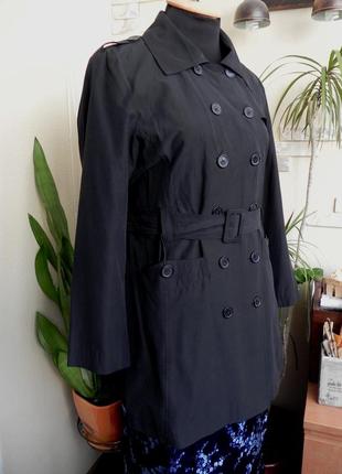 Актуальний чорний плащик двобортний з кольоровою натуральною підкладкою