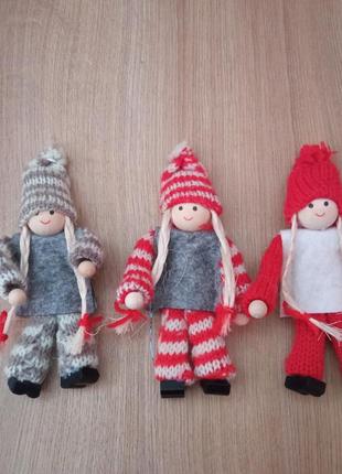 Комплект маленькіх в'язаних лялечок, куколок
