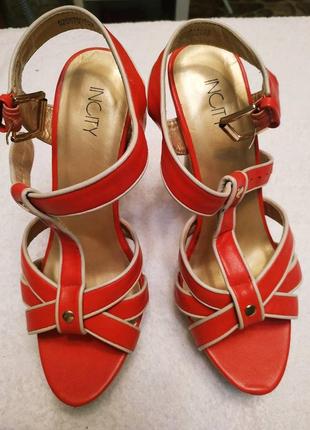 Босоніжки на підборах