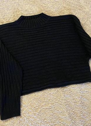 Чёрная вязаный свитер укорочений