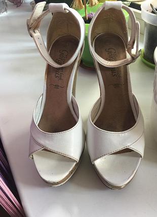 Босоножки на высоком каблуке