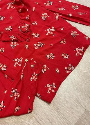 Шикарная красная натуральная блузка с рюшами натуральна червона блуза в квітковий принт forever 214 фото