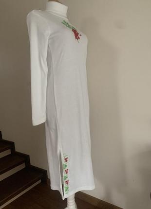 Біла тепла сукня з ручною вишивкою10 фото