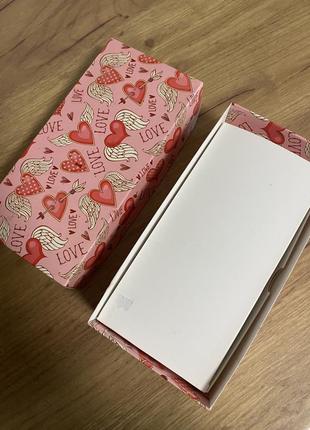 Рожева подарункова ураковочна коробка в сердечках2 фото