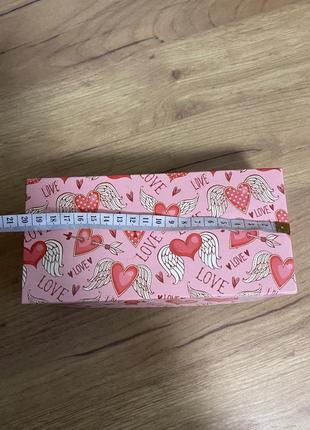 Рожева подарункова ураковочна коробка в сердечках7 фото