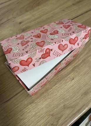 Рожева подарункова ураковочна коробка в сердечках1 фото