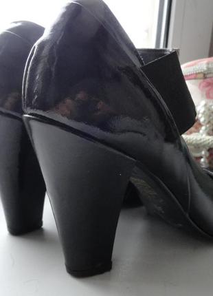 Лаковые кожаные туфли на толстом устойчивом каблуке3 фото